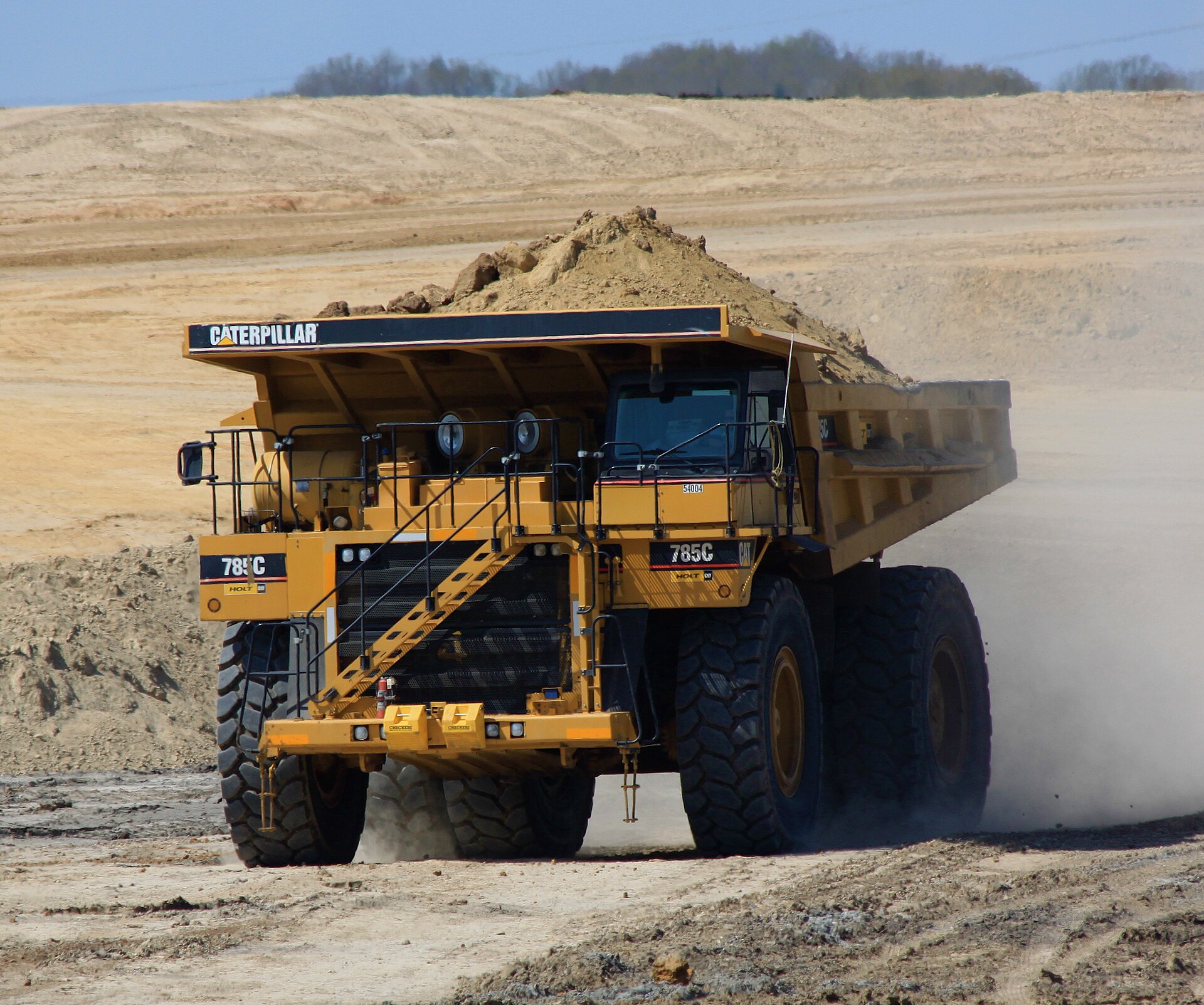 Camion minero de acarreo operando en una mina a cielo abierto